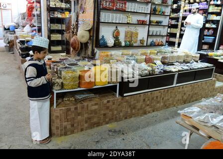 Le marché coloré et dynamique de Nizwa, Oman. Banque D'Images