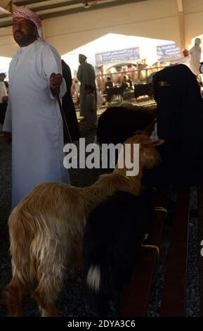 Une femme bédouine voilée au souk à Sinaw jeudi, de l'Oman. Banque D'Images