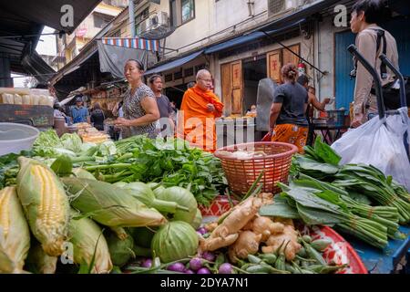 Un moine bouddhiste thaïlandais passe par une voie de marché à Bangkok, en Thaïlande, les moines étant une vue commune dans la vie quotidienne en Thaïlande Banque D'Images
