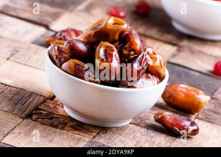 Dattes sucrées séchées. Arrière-plan en bois vintage, mise au point sélective Banque D'Images