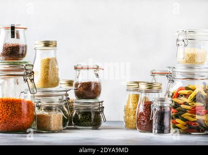 Stocks ou ensemble de céréales, pâtes, gruaux, légumineuses biologiques et graines utiles dans des pots en verre. Source végétalienne de protéines et de ressources énergétiques. Végétatif sain Banque D'Images