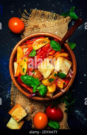 Salade de tomates, pain de basilic et de rassis, style rustique, vue sur le dessus Banque D'Images