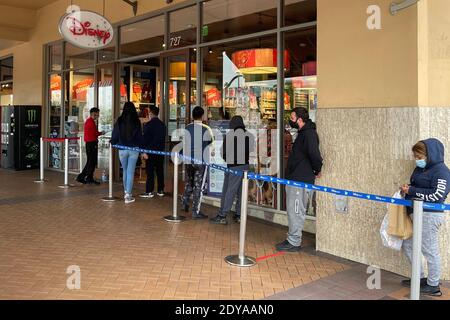 Les gens sont en ligne à l'extérieur du magasin Disney la veille de Noël à la Citadelle Outles, dans le cadre de la pandémie mondiale de coronavirus COVID-19, jeudi, Banque D'Images