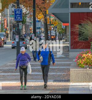 Un couple actif âgé portant des vêtements de sport marche dans la rue de Vancouver, C.-B., Canada-novembre 1,2020. Vue sur la rue, photo de voyage, Banque D'Images