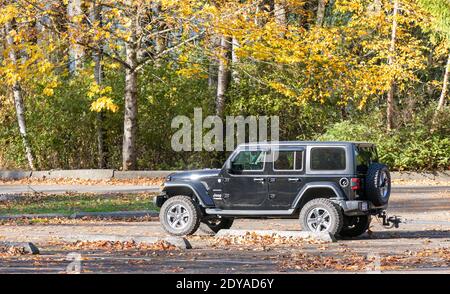 Jeep au Sahara noir garée dans le parc d'automne au lac Harrison, Colombie-Britannique, Canada-novembre 2,2020. Mise au point sélective, photo de voyage, vue sur la rue. Banque D'Images