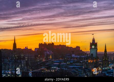 Édimbourg, Écosse, Royaume-Uni. 24 décembre 2020. Belle veille de Noël et coucher de soleil sur Édimbourg, vue depuis Calton Hill ce soir. Iain Masterton/Alay Live News. Banque D'Images