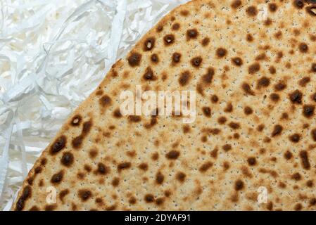 Texture matzo, une vue de dessus d'un morceau de pain sec de blé traditionnel servi sur la Pâque hébraïque. Matzo cuit, texture matzo, fond. Banque D'Images