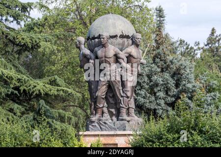 Monument des défenseurs de la Macédoine, Parc Zena Borec, femmes combattants, Skopje, Macédoine (ARYM), République de Macédoine du Nord. Dédié aux membres de t Banque D'Images