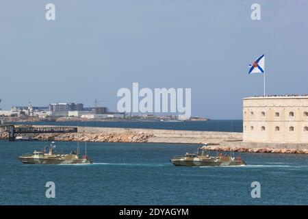 Sébastopol, Crimée, Russie - 26 juillet 2020 : deux bateaux d'atterrissage Raptor près de la batterie Konstantinovskaya le jour de la Marine dans la ville héro de Sébastopol Banque D'Images