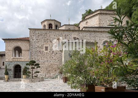 Cour, complexe de monastère, monastère de Saint Jovan Bigorski, monastère de Saint John The Forerunner Bigorski, parc national de Mavrovo, Macédoine (FYROM)), Banque D'Images