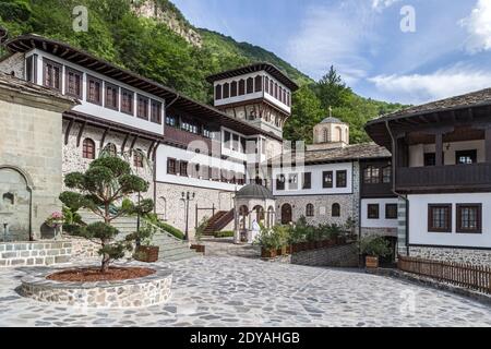 Cour, complexe de monastère, monastère de Saint Jovan Bigorski, monastère de Saint John The Forerunner Bigorski, parc national de Mavrovo, Macédoine (FYROM)), Banque D'Images