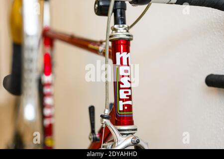 enns, autriche, 25 décembre 2020, tube de tête avec frein de shimano d'un vélo de route ancien francesco moser cromovelato équipé de shimano 600 et pièces de grue Banque D'Images