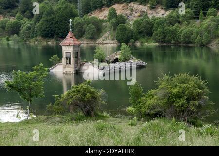 Église à moitié submergée de Saint-Nicolas, Lac Mavrovo, Parc national de Mavrovo, Macédoine (ARYM), République de Macédoine du Nord Banque D'Images