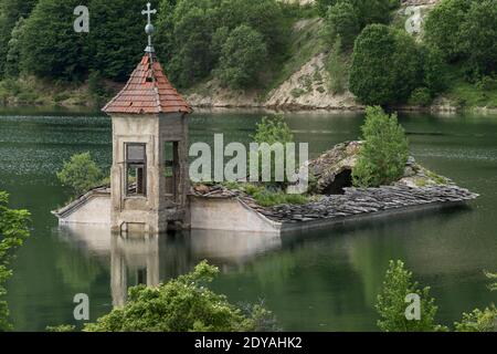 Église à moitié submergée de Saint-Nicolas, Lac Mavrovo, Parc national de Mavrovo, Macédoine (ARYM), République de Macédoine du Nord Banque D'Images