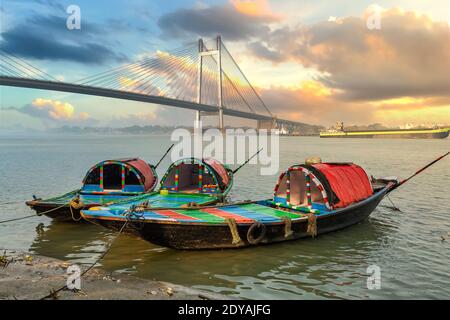 Bateaux en bois à la rive du Gange avec vue sur Vidyasagar setu Le câble est resté pont à Kolkata Inde Banque D'Images