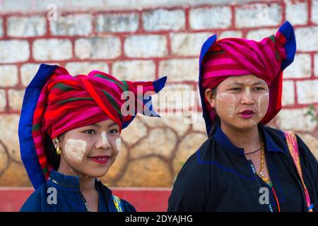 Jeunes femmes Pa O avec thanaka sur le visage au complexe de Pagode Shwe Indein, État de Shan, lac Inle, Myanmar (Birmanie), Asie en février Banque D'Images