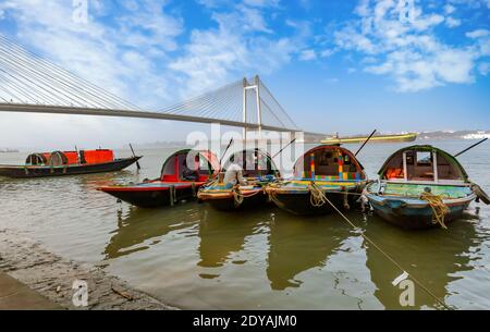 Bateaux en bois à la rive du Gange avec vue sur Vidyasagar setu Le câble est resté pont à Kolkata Inde Banque D'Images