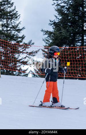 ski dans la neige. Un skieur d'enfant asiatique sur la piste de ski. Vacances en Suisse. Bonne enfance. Banque D'Images