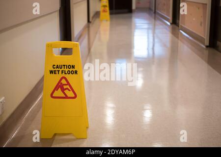 Panneau d'avertissement indiquant que le sol est mouillé dans le couloir de l'hôpital. Banque D'Images