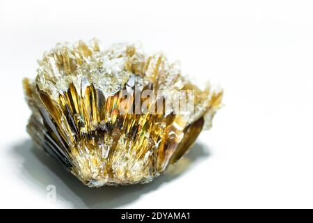 Calcite jaune doré isolée sur fond blanc Banque D'Images