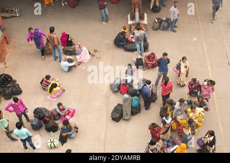 Certaines personnes attendent un train à Jaipur pendant la pandémie de Covid-19. Banque D'Images