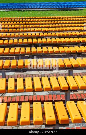 Sièges jaune vif et bleu dans les rangées Banque D'Images