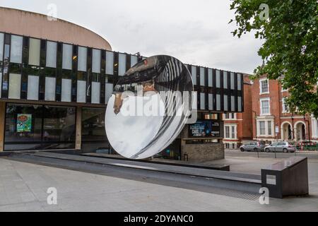 'Sky Mirror' par Anish Kapoor à l'extérieur de Nottingham Playhouse, Neville Studio, centre-ville de Nottingham, Notts., Royaume-Uni. Banque D'Images