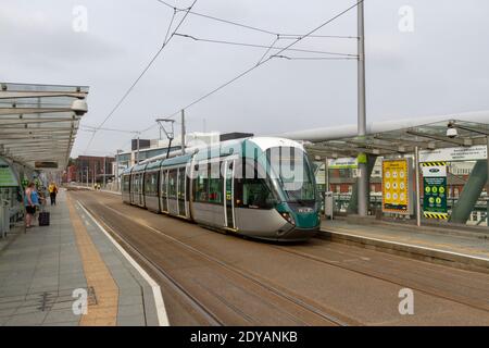 Un tramway de Nottingham Express Transit (NET) arrivant à l'arrêt de tramway de la gare de Nottingham, Nottingham, Notts., Royaume-Uni. Banque D'Images