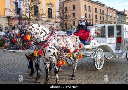 Cracovie, Pologne - 5 décembre 2017 : voitures de Noël typiques pour les touristes sur la place du marché principal Banque D'Images