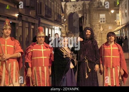 Braga, Portugal - 1er avril 2010 : Figurants après la procession catholique d'Ecce Homo pendant la semaine Sainte, voyant Jésus-Christ avec la croix, notre-Dame o Banque D'Images