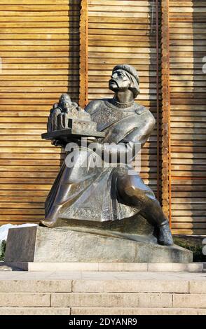 Yaroslav le Sage, tenant un modèle de la cathédrale Saint Sofia - célèbre statue à Kiev, Ukraine. À côté du Golden Gate Banque D'Images