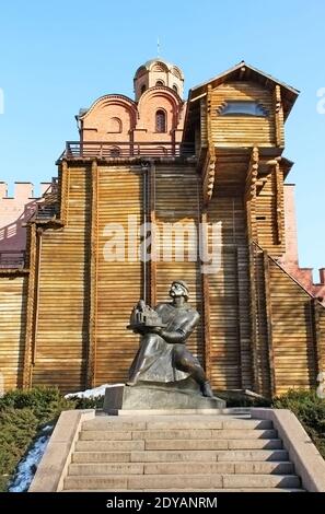 Porte d'or et statue de Yaroslav le Sage, tenant un modèle de la cathédrale Saint Sofia, Kiev, Ukraine Banque D'Images