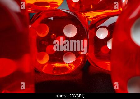 Groupe de dés cubes de jeu sur surface noire, macro Banque D'Images