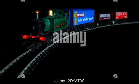 Train modèle Hornby OO avec moteur-citerne de classe 101 Holden 0-4-0T dans Great Western Livery avec McVitie's, Arnolds Sands et Pugh & Co Wagon. Banque D'Images