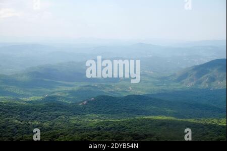 Vue sur les montagnes couvertes de forêt dense depuis le plateau supérieur de la chaîne de montagnes Chatyr-Dag en Crimée. Banque D'Images