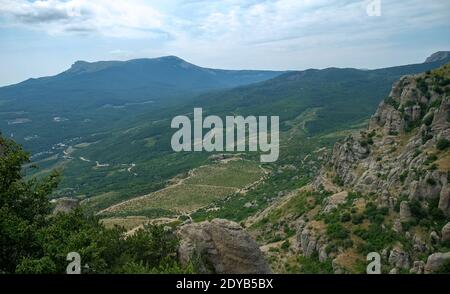 Vue sur le plateau de Chatyr-Dag depuis le sommet de la chaîne de montagnes Demerdzhi en Crimée. Banque D'Images