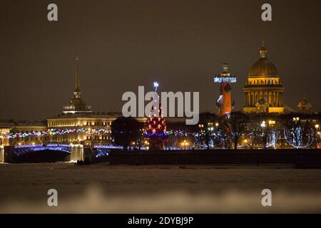 Saint-Pétersbourg, Russie. 23 décembre 2020. Les lumières et les décorations de Noël sont visibles à Saint-Pétersbourg, Russie, le 23 décembre 2020. Crédit: Irina Motina/Xinhua/Alamy Live News Banque D'Images