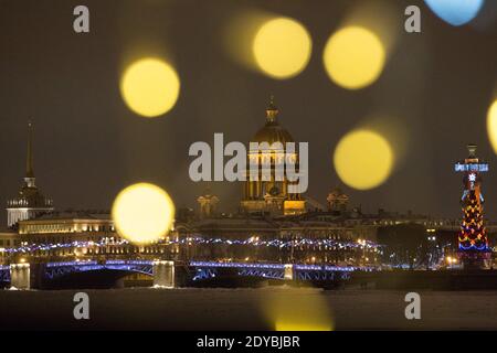 Saint-Pétersbourg, Russie. 23 décembre 2020. Les lumières et les décorations de Noël sont visibles à Saint-Pétersbourg, Russie, le 23 décembre 2020. Crédit: Irina Motina/Xinhua/Alamy Live News Banque D'Images