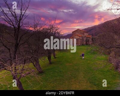 Vue extérieure de l'église St Christine de Lena au printemps. Santa Cristina de Lena est une église pré-romane catholique situé dans les Asturies, en Espagne. Banque D'Images