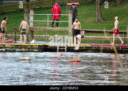 L’homme plonge dans un étang à Hampstead Men’s Pond pour un événement annuel de natation de Noël le jour de Noël 2020. Banque D'Images