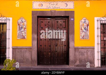 Porte de la Casa de la Luna, avec art mexicain typique des deux côtés, dans la rue calme de Puebla Banque D'Images