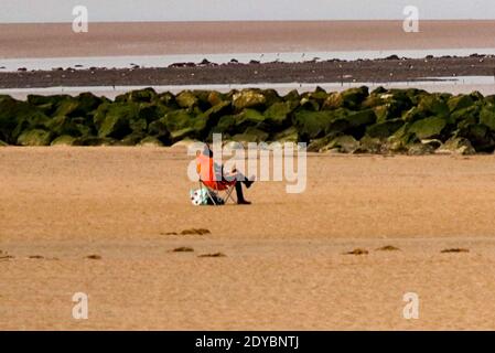 Morecambe Lancashire, Royaume-Uni. 25 décembre 2020. Visiteur solitaire à la plage sud de Morecambes jouit de la solitude d'une plage vide le jour de Noël un crédit de Noël socialement distancé: PN News/Alamy Live News Banque D'Images