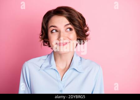 Gros plan photo d'une belle fille drôle et attrayante bonne humeur sourire look délicat côté vide l'espace caunning enfant personne porter chemise de bureau bleue Banque D'Images