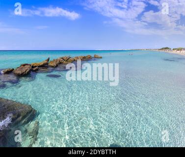 Plage de Baia Verde à Salento, Pouilles (Italie). Il n'est pas loin de Gallipoli, s'étend sur trois kilomètres avec son sable blanc et fin. Banque D'Images