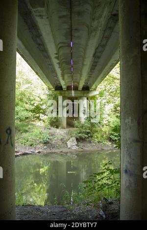 Pont sur la rivière, rivière sous le pont. Photo de haute qualité Banque D'Images