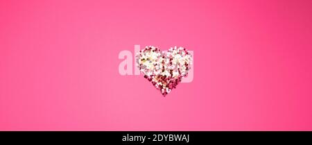 coeur brillant fait de paillettes sur fond rose. saint-valentin Banque D'Images