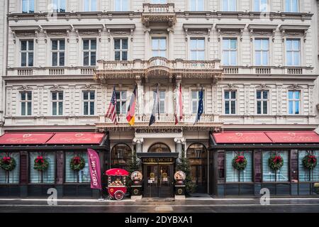 Vienne, Autriche - Decembter 19 2020: Entrée de l'hôtel Sacher, célèbre pour son gâteau au chocolat. Banque D'Images