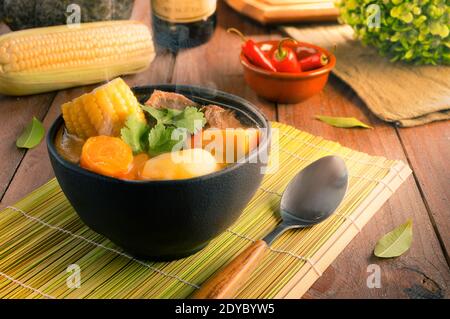Cazuela - cuisine chilienne traditionnelle - soupe de légumes à la viande Banque D'Images