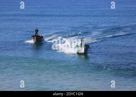 Gouvernorat d'Al Wusta, Oman. 25 décembre 2020. Les policiers de la police maritime patrouillent le long de la bande côtière dans le gouvernorat d'Al-Wusta pendant un long couvre-feu imposé pour enrayer la propagation de la pandémie COVID-19 du coronavirus dans le gouvernorat d'Al-Wusta le 25 décembre 2020. (Photo de Mahmuod Khatab/INA photo Agency/Sipa USA) crédit: SIPA USA/Alay Live News Banque D'Images