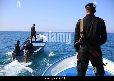 Gouvernorat d'Al Wusta, Oman. 25 décembre 2020. Les policiers de la police maritime patrouillent le long de la bande côtière dans le gouvernorat d'Al-Wusta pendant un long couvre-feu imposé pour enrayer la propagation de la pandémie COVID-19 du coronavirus dans le gouvernorat d'Al-Wusta le 25 décembre 2020. (Photo de Mahmuod Khatab/INA photo Agency/Sipa USA) crédit: SIPA USA/Alay Live News Banque D'Images